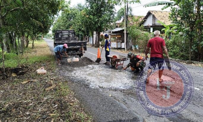Jalan Aman, Warga Nyaman, Babinsa dan Masyarakat Banjarsari Gotong Royong Tambal Jalan Berlubang