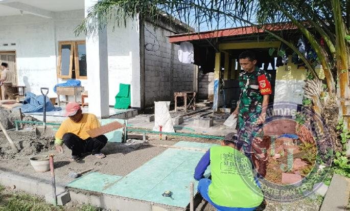 Semangat Gotong Royong Bangun Sarana Olahraga, Babinsa Rejosari Turun Tangan Dampingi Santri