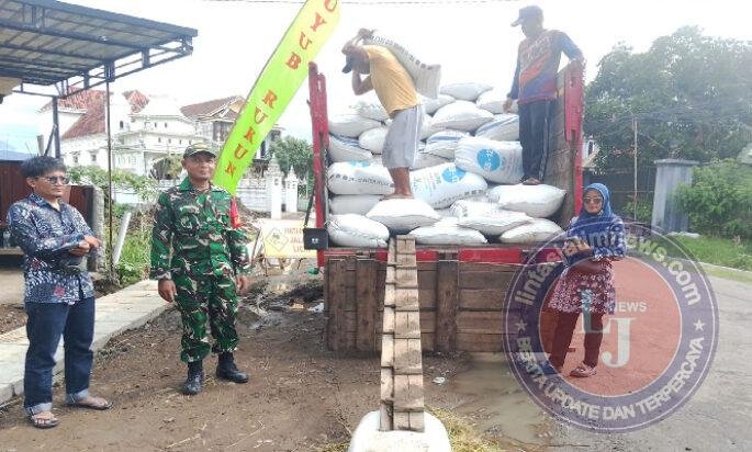 Babinsa Wonocoyo Dampingi Penyerapan 5,6 Ton Gabah Petani ke Bulog Trenggalek