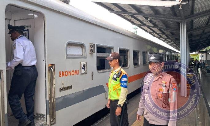 Puncak Arus Balik Lebaran Polres Malang Tingkatkan Pengamanan di Stasiun dan Terminal