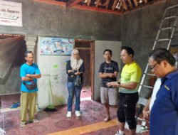 Wujud Kepedulian, Babinsa 0801/10 Punung Dampingi Penyaluran Bantuan Korban Rumah Terbakar