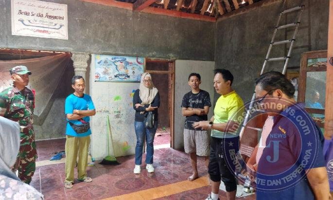 Wujud Kepedulian, Babinsa 0801/10 Punung Dampingi Penyaluran Bantuan Korban Rumah Terbakar