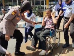 Sigapnya Polwan Polresta Sidoarjo Bantu Disabilitas di Terminal Purabaya saat Arus Balik