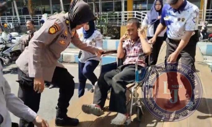 Sigapnya Polwan Polresta Sidoarjo Bantu Disabilitas di Terminal Purabaya saat Arus Balik