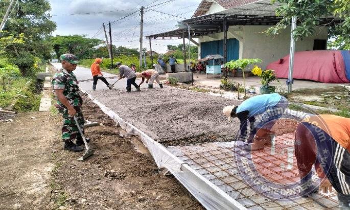 Jalan Desa Karangrejo Dicor, Warga dan Babinsa Bergotong Royong Wujudkan Akses Lebih Layak