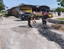 Tak Sekadar Perbaiki Jalan, Babinsa Kebonsari Bangun Semangat Kebersamaan Warga
