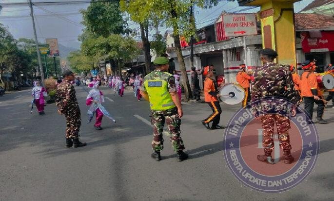 TNI-Polri Kawal Meriahnya Pawai Gebyar Ketupat 1447 H di Trenggalek