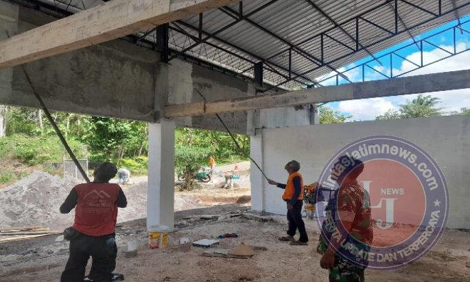 Peran Aktif Babinsa Kawal Proyek Pembangunan KDKMP