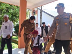Anak Pemulung Viral Masuk Sekolah, Kapolres dan Bupati Sumedang Turun Langsung Dampingi