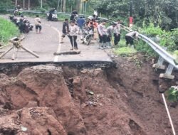 Polres Probolinggo Beri Bantuan Pipa Air Bersih Pascalongsor di Lumbang