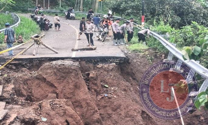 Polres Probolinggo Beri Bantuan Pipa Air Bersih Pascalongsor di Lumbang