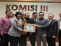 Komisi III DPR RI Beri Penghargaan ke Kapolres Metro Bekasi