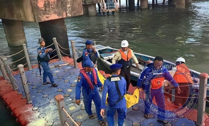 Respons Cepat Satpolairud Polres Gresik Bantu Evakuasi Jasad Lansia di Dermaga Pelabuhan Petro