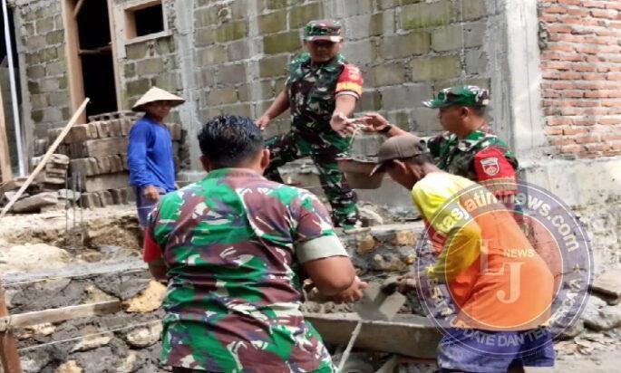 Babinsa Dampingi Pembuatan Pondasi Rumah Warga, Wujud Kepedulian Terhadap Kesulitan Masyarakat