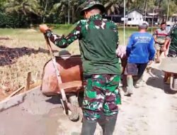 Gotong Royong TNI dan Warga Munjungan Perkuat Jalan Antar Dusun Penopang Ekonomi Desa