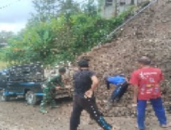 Tanah Longsor Tutup Jalan Desa, Babinsa Gerak Cepat Kerja Bakti