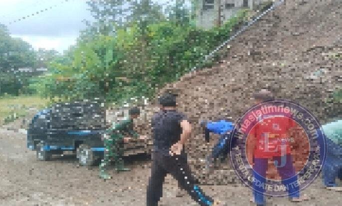 Tanah Longsor Tutup Jalan Desa, Babinsa Gerak Cepat Kerja Bakti