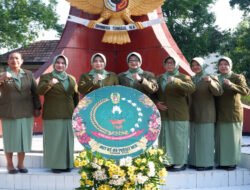 Jadilah Persit Yang Kuat dan Tangguh, Pesan Ketua Persit Cab.VX Pacitan Saat Ziarah Tabur Bunga HUT KCK Ke 80