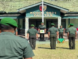 Kasdim 0801/Pacitan Pimpin Upacara Kenaikan Pangkat Anggota Militer