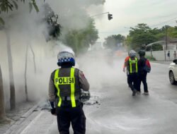 Aksi Cepat Satlantas Polres Gresik Padamkan Motor Terbakar di Depan Terminal Bunder