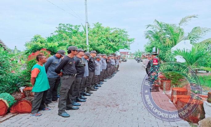 Kolaborasi Babinsa, Linmas, dan Warga Klegen Hidupkan Semangat Gotong Royong Bersihkan Lingkungan