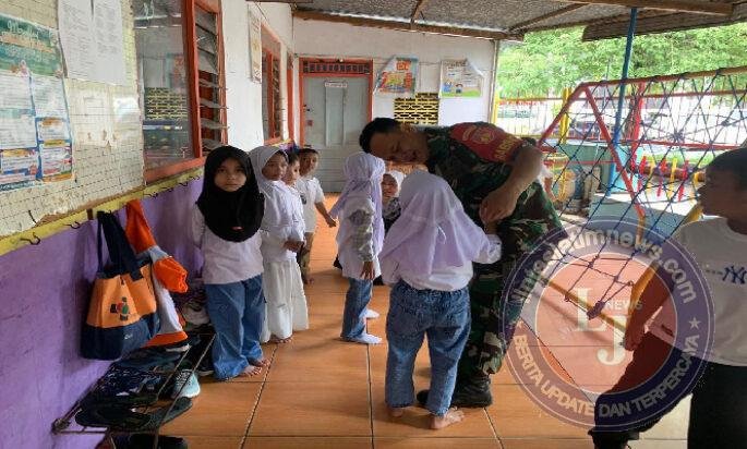 Demi Menjaga Keamanan Wilayah Babinsa Kepatihan Wetan Aktif Berpatroli dan Sambangi Sekolahan di Wilayah Binaan