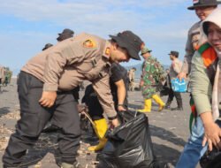 Polres Lumajang Bersama Pemda Gelar Aksi Bersihkan Pantai Bambang