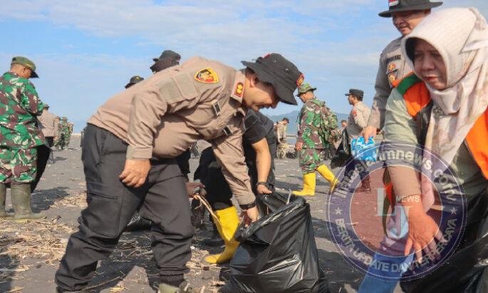 Polres Lumajang Bersama Pemda Gelar Aksi Bersihkan Pantai Bambang