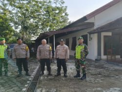 Jamin Keamanan Ibadah, Babinsa Koramil 0801/11 Donorojo Lakukan Pengamanan Gereja