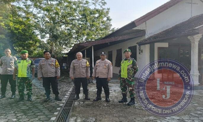 Jamin Keamanan Ibadah, Babinsa Koramil 0801/11 Donorojo Lakukan Pengamanan Gereja