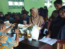 Pastikan Lancar, Babinsa Koramil 0801/09 Sudimoro Lakukan Pendampingan Penyaluran Bantuan Pangan