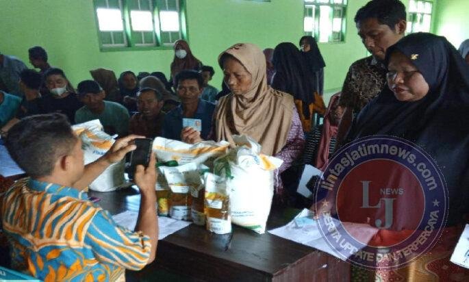 Pastikan Lancar, Babinsa Koramil 0801/09 Sudimoro Lakukan Pendampingan Penyaluran Bantuan Pangan
