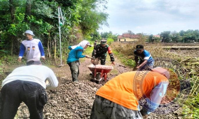 Demi Akses Lebih Baik, Babinsa Jatisari dan Warga Gotong Royong Keraskan Jalan Desa