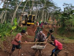 Gotong Royong TNI Dan Warga Dalam Percepatan Pembangunan Jembatan Gantung Garuda