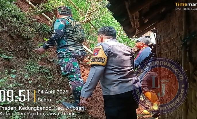Gerak Cepat Babinsa Koramil 0801/03 Arjosari Tinjau Lokasi Bencana Tanah Longsor Menimpa Rumah Warga