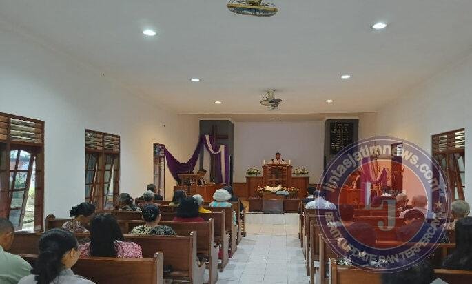 Ciptakan Situasi Ibadah Aman, Personel Babinsa Koramil 0801/11 Donorojo Laksanakan Pengamanan Gereja