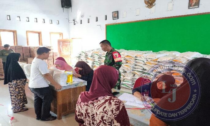 Di Balik Karung Beras dan Setiap Liter Minyak, Ada Harapan Warga Sukosari yang Dijaga Babinsa