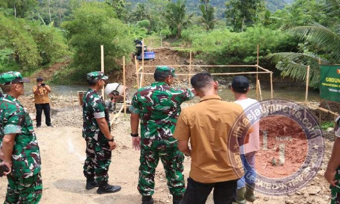 Danrem 081/Dhirotsaha Jaya Tinjau Pembangunan Jembatan Perintis Garuda di Trenggalek