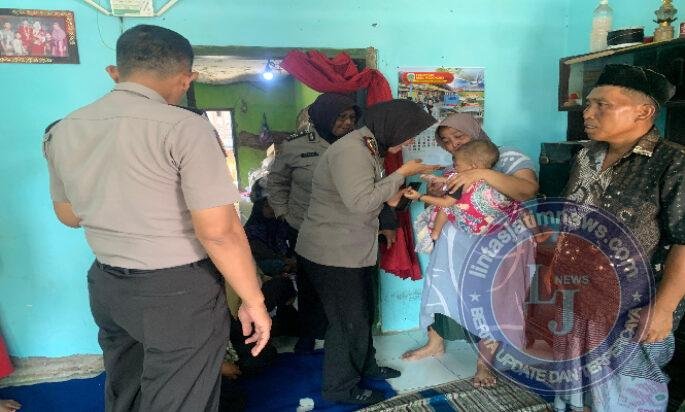 Polres Pasuruan Takziah dan Berikan santunan untuk Korban Laka di Perlintasan Kereta