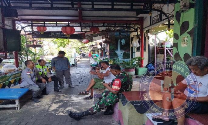 Tingkatkan Keamanan Babinsa Sudiroprajan Bersama Linmas Gelar Patroli Dan Komsos Di Wilayah Binaan