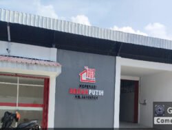 Kawal Pembangunan KDKMP Kelurahan Sangkrah, Babinsa Tegaskan Sasaran Selesai Tepat Waktu