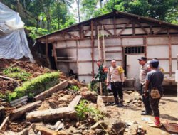 Hujan Deras Sebabkan Longsor di Pule Trenggalek, Babinsa dan Warga Sigap Evakuasi Material