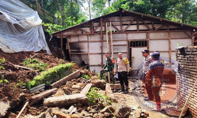 Hujan Deras Sebabkan Longsor di Pule Trenggalek, Babinsa dan Warga Sigap Evakuasi Material