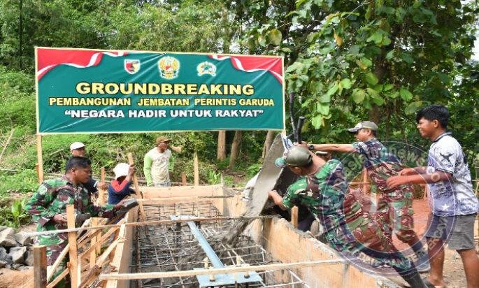 Senang Dibangun Jembatan Perintis Garuda, Warga Antusias Bergotong Royong Bersama TNI