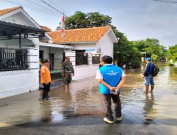 Luapan Sungai Rendam Jalan Desa Bacem, Babinsa Ajak Warga Tetap Siaga