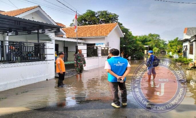 Luapan Sungai Rendam Jalan Desa Bacem, Babinsa Ajak Warga Tetap Siaga