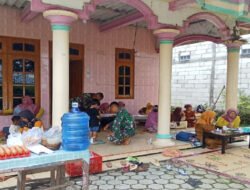 Babinsa Berinteraksi Dengan Para Ibu dari Balita Di Posyandu