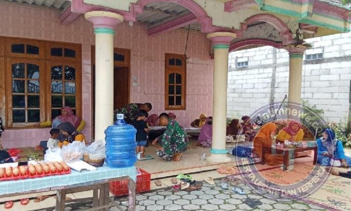 Babinsa Berinteraksi Dengan Para Ibu dari Balita Di Posyandu