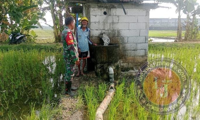 Sumur Bor Mengalirkan Harapan, Babinsa Nambangan Kidul Dampingi Petani Jaga Ketahanan Pangan