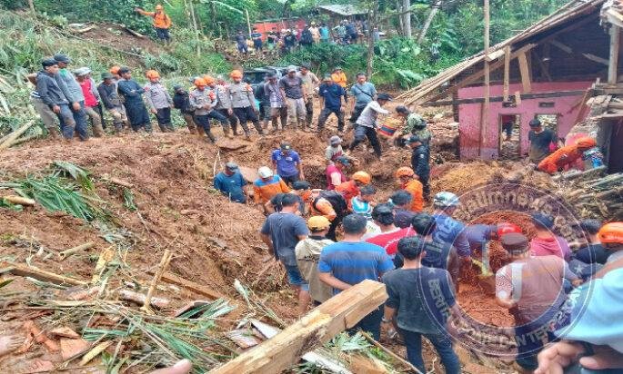 Evakuasi Longsor di Sumedang Selatan, Korban Ditemukan Setelah Pencarian Intensif